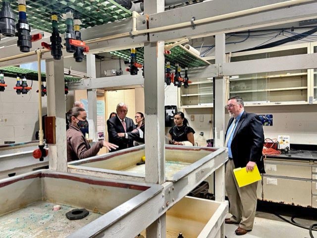 Congressman Hoyer visits the SMCM aquatic lab