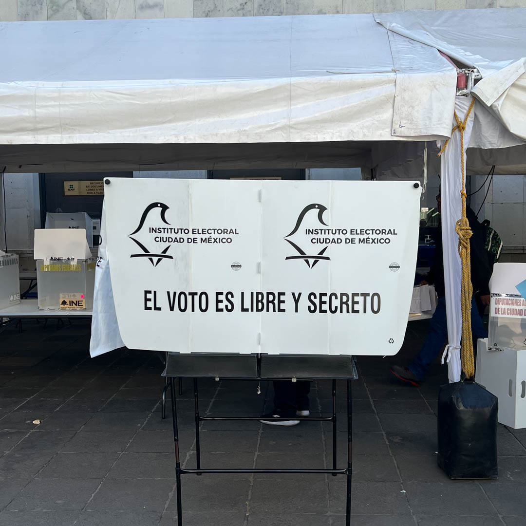 Sign in front of ballot boxes at Mexican election