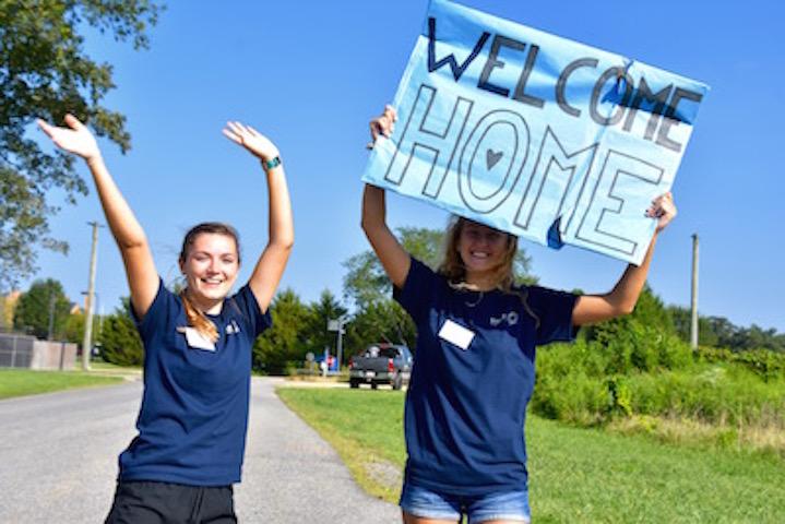 students welcoming new students to campus picture